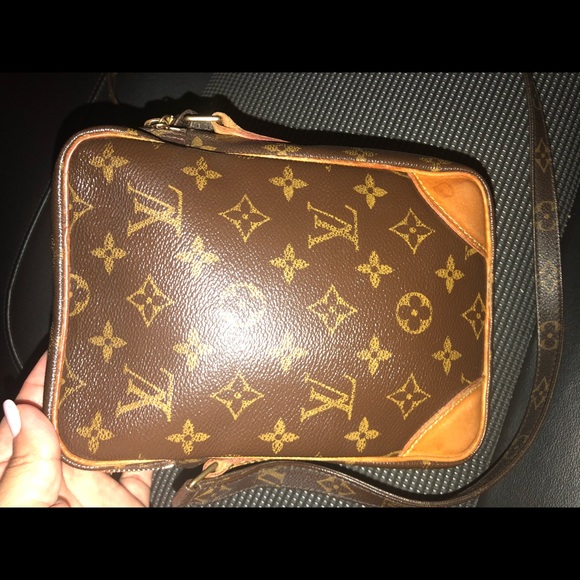 ❌SOLD❌ Amazone Crossbody LV - Picture 2 of 8